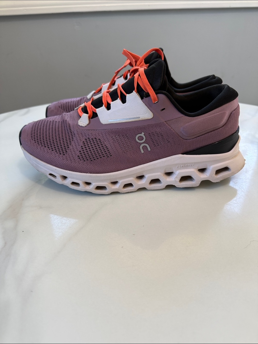 On Running Women's Trainers in Mauve with Orange Laces